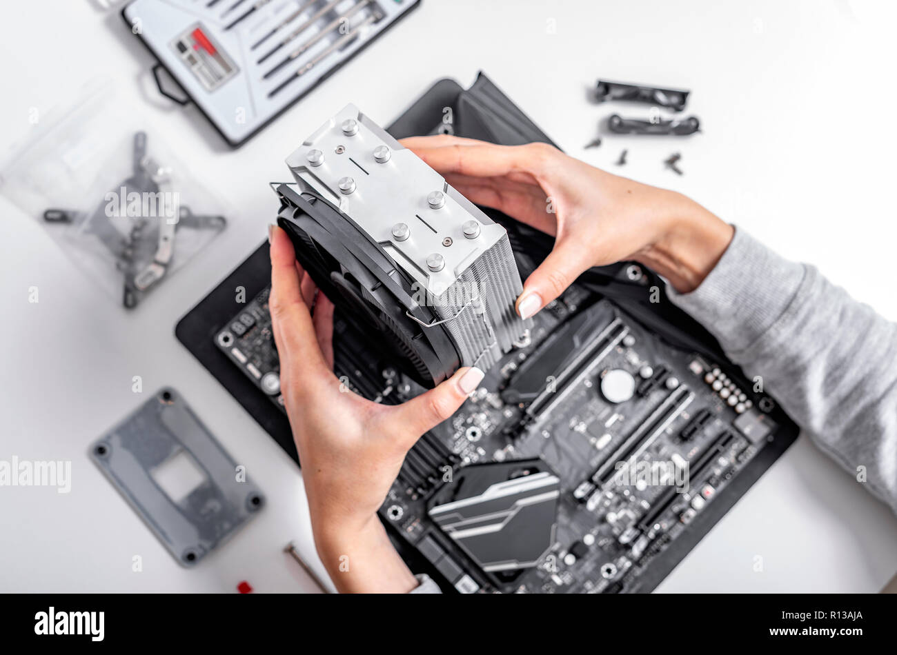 Installare o riparare il sistema di raffreddamento ad aria del processore per PC. Foto Stock