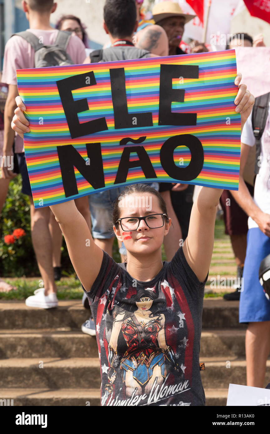 Dimostratore NotHim contro di estrema destra brasiliano candidato presidenziale Jair Bolsonaro Foto Stock