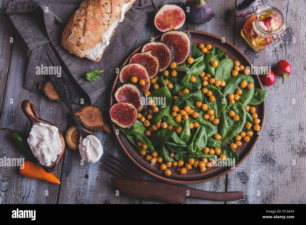 Ceci, foglie di spinaci e fichi insalata vegetariana, crema di formaggio in casa sano cibo vegan, dieta Foto Stock