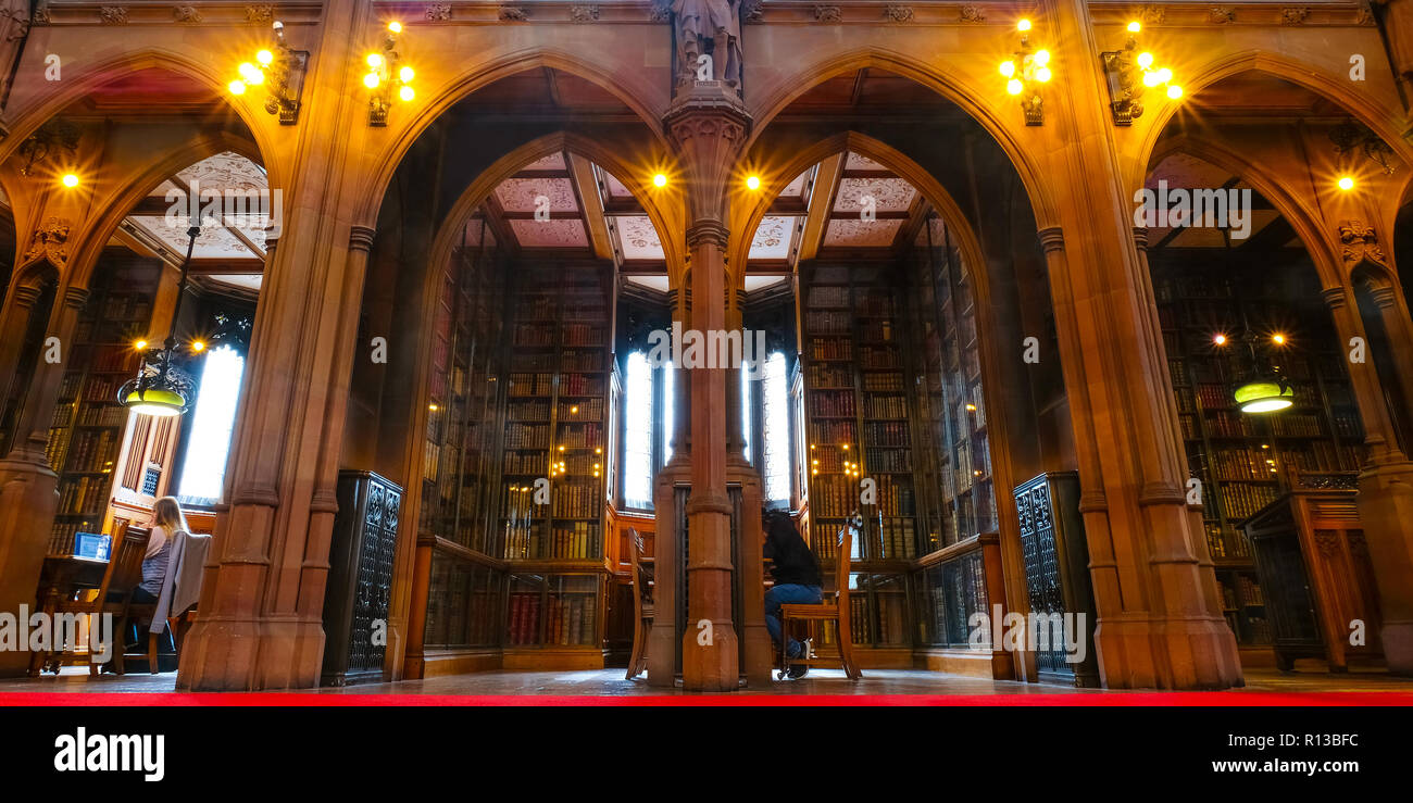 Manchester, Regno Unito - 18 Maggio 2018: John Rylands Library costruito nel 1988 da Enriqueta Rylands, sua moglie dopo Giovanni della morte, è aperto al pubblico nel 1900. Il Foto Stock