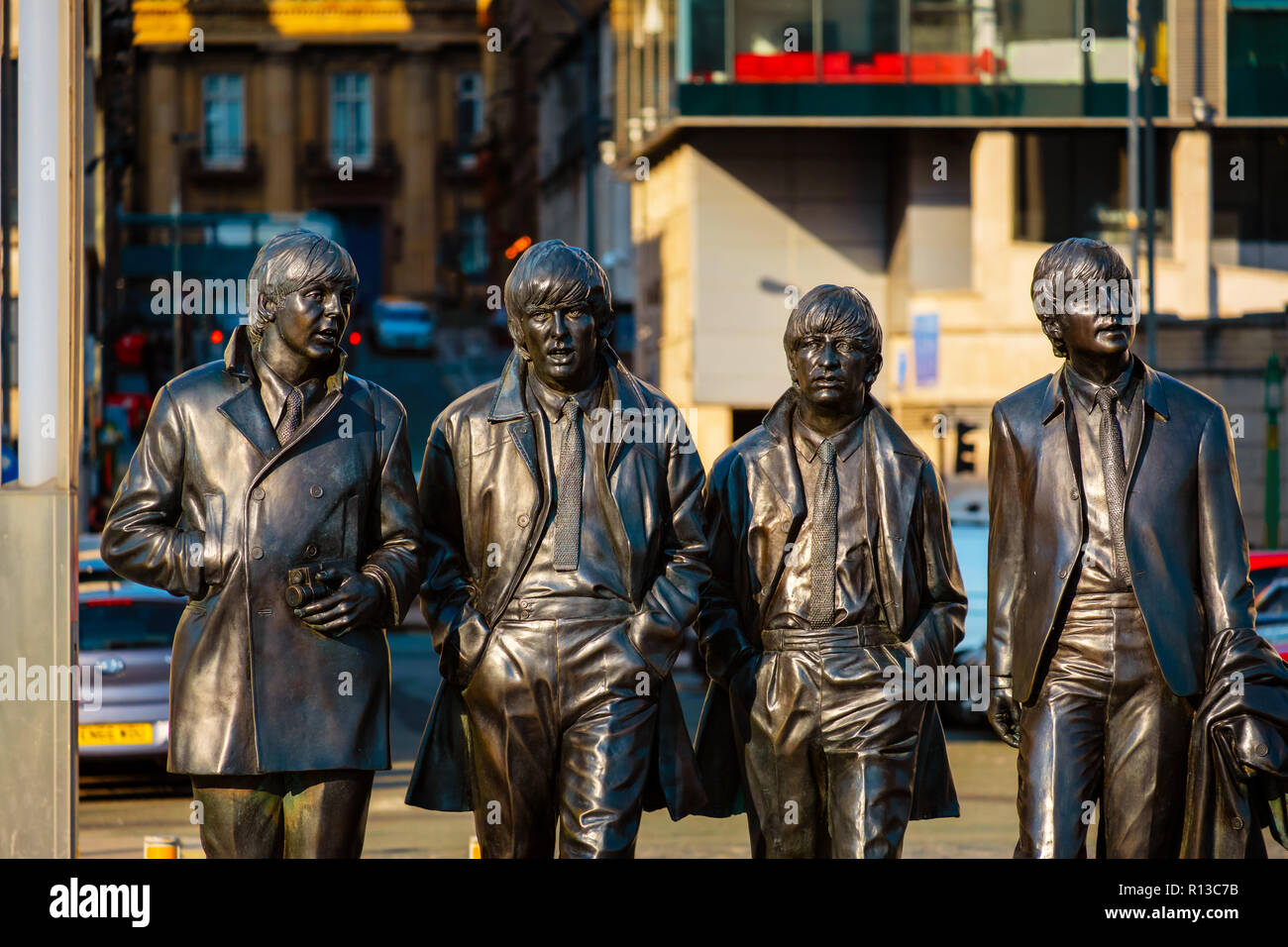 Liverpool, Regno Unito - 17 Maggio 2018: statua in bronzo del Beatles sta al Pier Head sul lato del fiume Mersey, scolpito da Andrea Edwards ed eretta Foto Stock