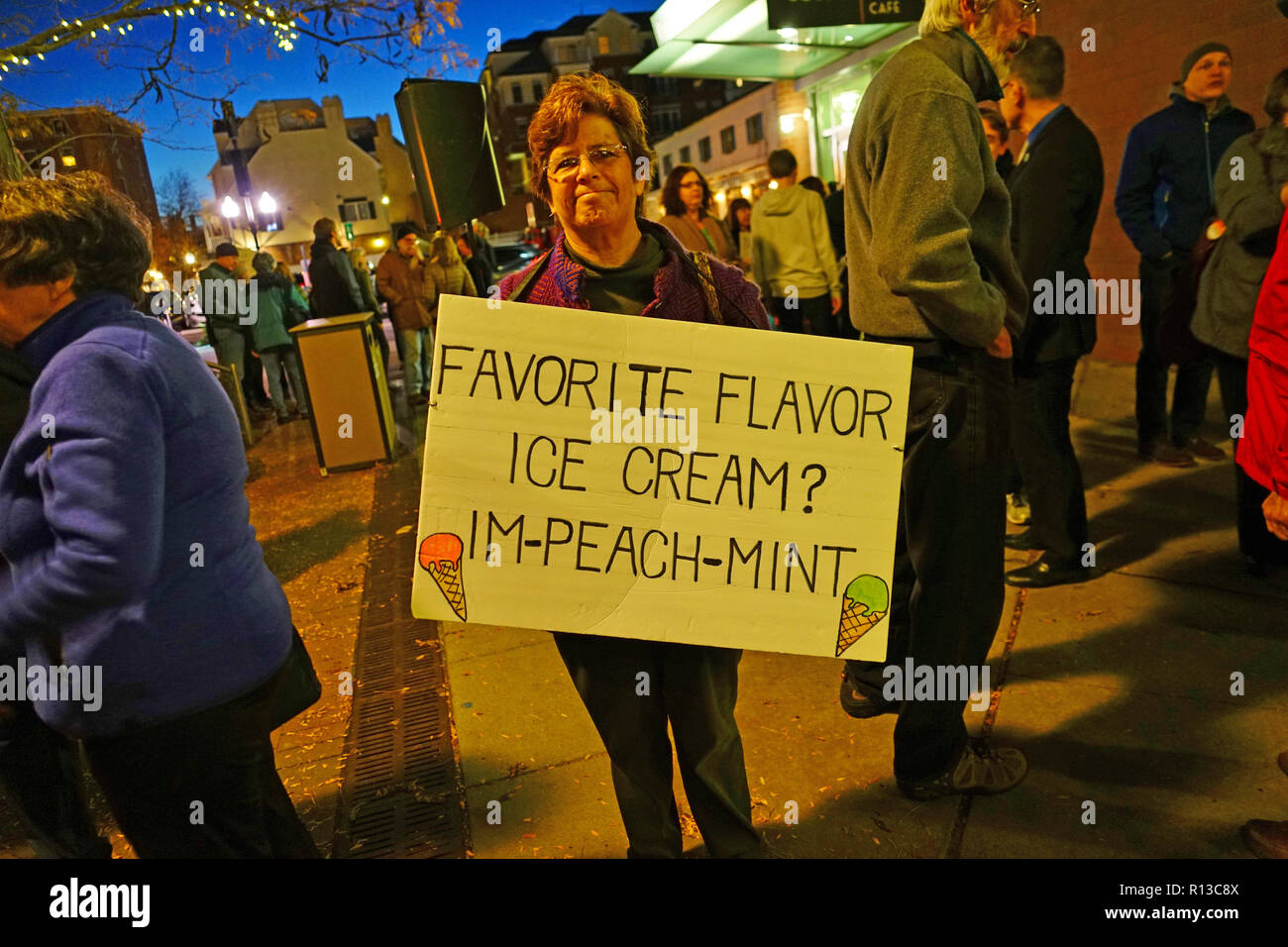 PRINCETON, NJ -8 OTT 2018- vista di un Nessuno è al di sopra della legge rally organizzato da spostare su e indivisibile di protesta contro il presidente Donald Trump Foto Stock