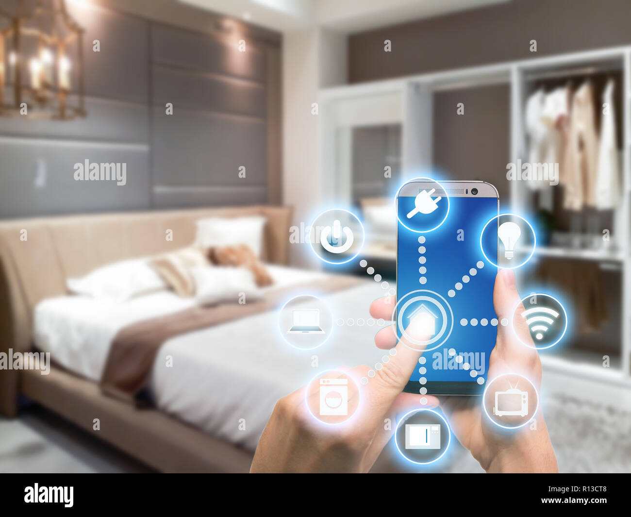 Sistema di automazione intelligente app sul mobile con arredamento in background. Internet delle cose concept a casa. Tecnologia Smart 4.0 Foto Stock