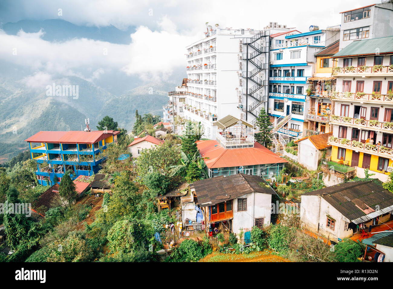 Hotel edifici e di montagna con il cloud di Sapa, Vietnam Foto Stock