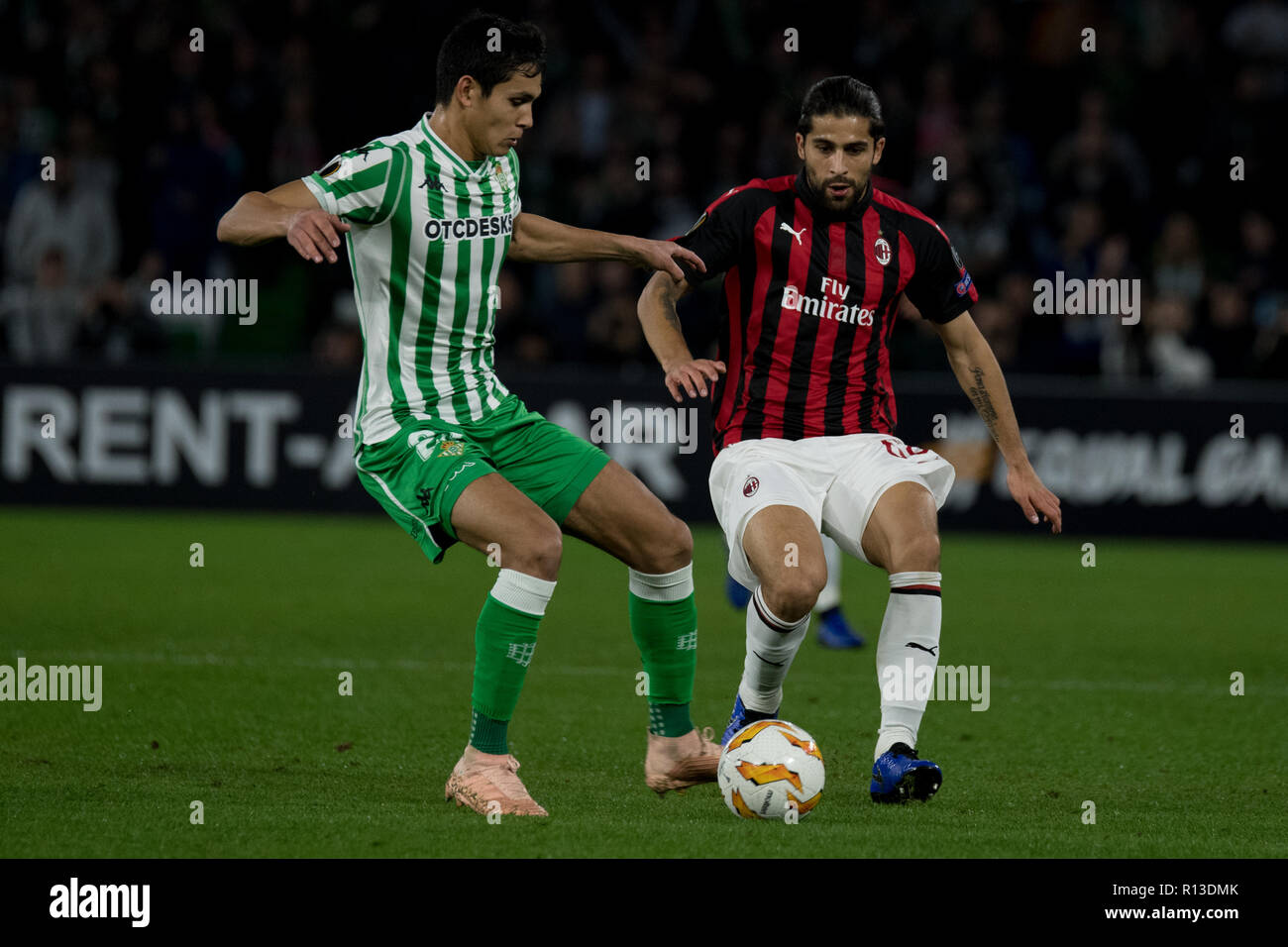 Sevilla, Spagna. 08 Nov, 2018. Aissa Mandi, Betis, e Ricardo Rodriguez, Milano, lotta per la palla durante la gara di Europa League Real Betis vs AC Milano Credito: Javier Montaño/ Pacifico premere/Alamy Live News Foto Stock