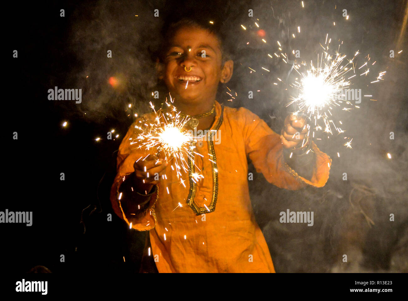 Ajmer, India. 07 Nov, 2018. Celebrazione Diwali in baraccopoli zona . Diwali, Deepavali o Dipavali è il festival indù di luci, che si celebra ogni anno in autunno nell emisfero nord. Uno dei più popolari festival di induismo Credito: Shaukat Ahmed/Pacific Press/Alamy Live News Foto Stock