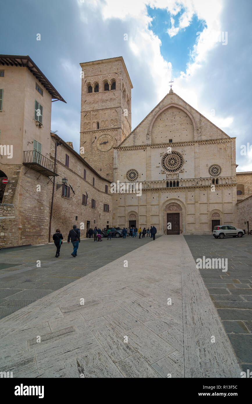 ASSISI, Italia - OCTOVER 27, 2018: facciata romanica cattedrale di San Rufino Foto Stock