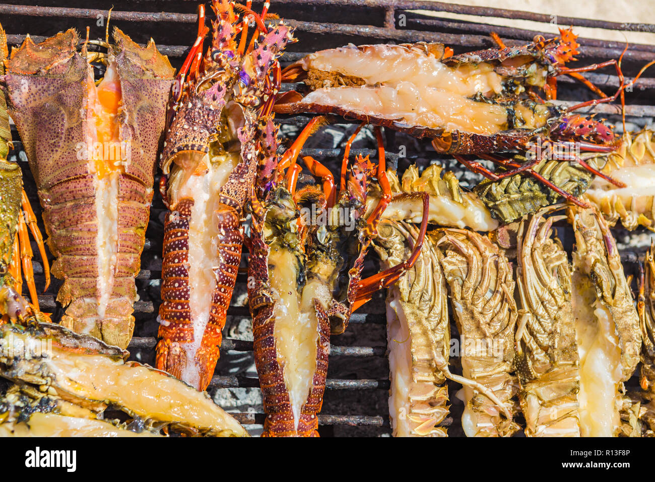 Scampi alla griglia. Stone Town, Zanzibar, Tanzania Foto stock - Alamy