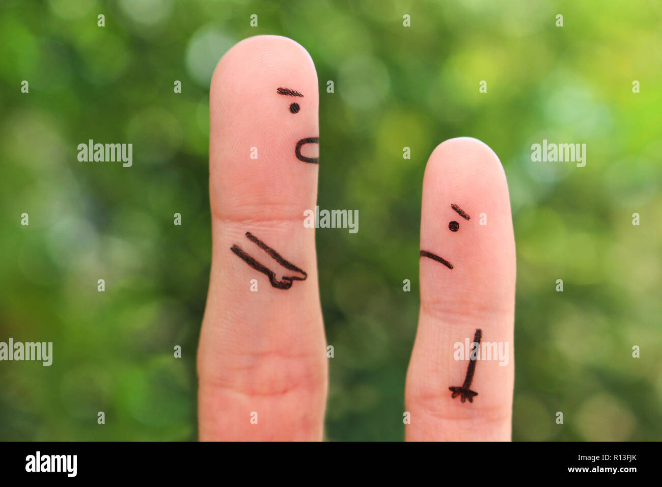 Dita arte del popolo. Concetto di uomo scolding bambino. Foto Stock