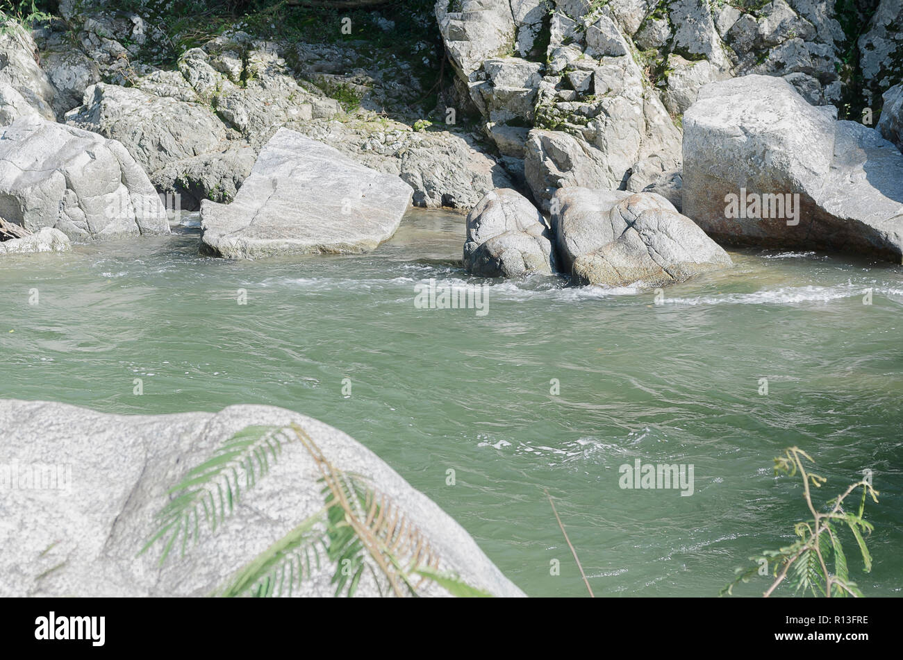 259/5000 fiume di acqua calda in San José de las Matas, Provincia di Santiago, RD. è un flusso rinfrescante per rinfrescarsi in un giorno caldo e di riposo come una spa. Foto Stock