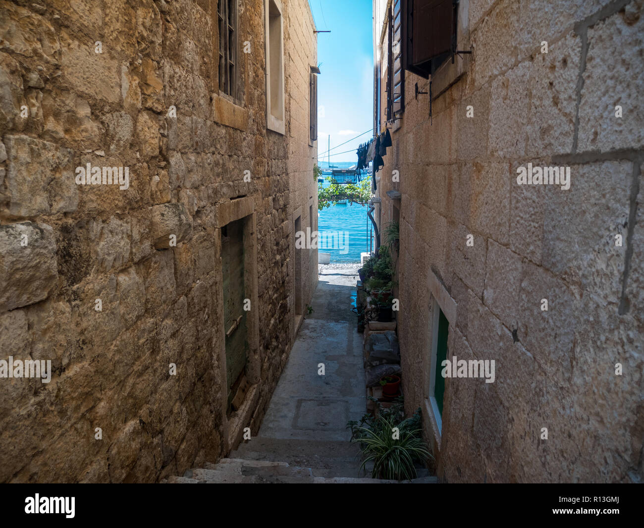 Belle case in pietra e il passaggio verso il mare sull isola di Vis in Croazia Foto Stock