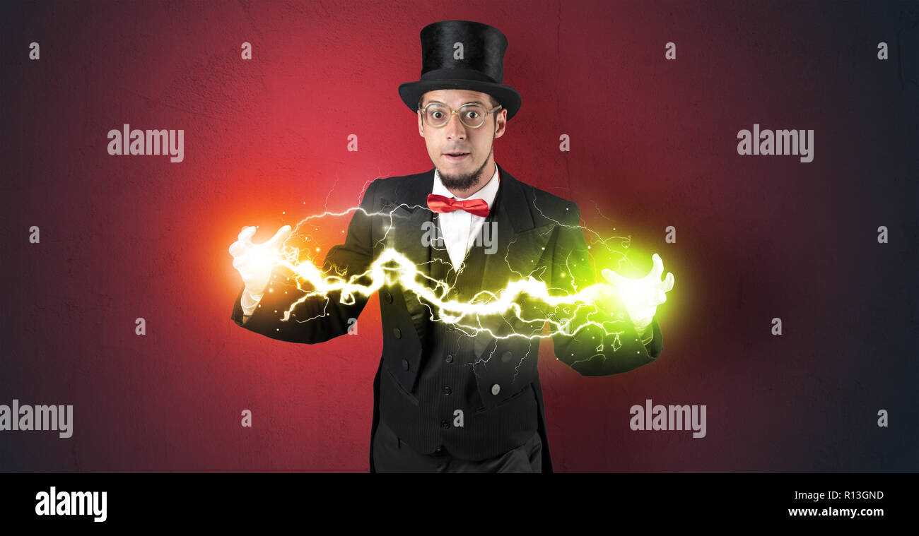 Mago scintillante super potere tra le sue due mani Foto Stock