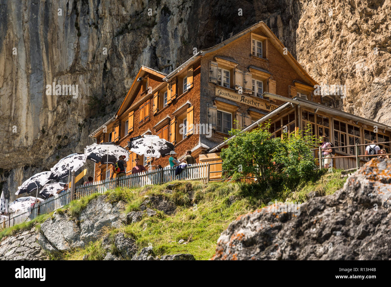 APPENZELL, Svizzera - 7 agosto 2016: turisti godendo del tempo rilassante a Aesher baita di montagna nelle Alpi svizzere nei pressi di Appenzell durante il caldo agosto del 2016 Foto Stock