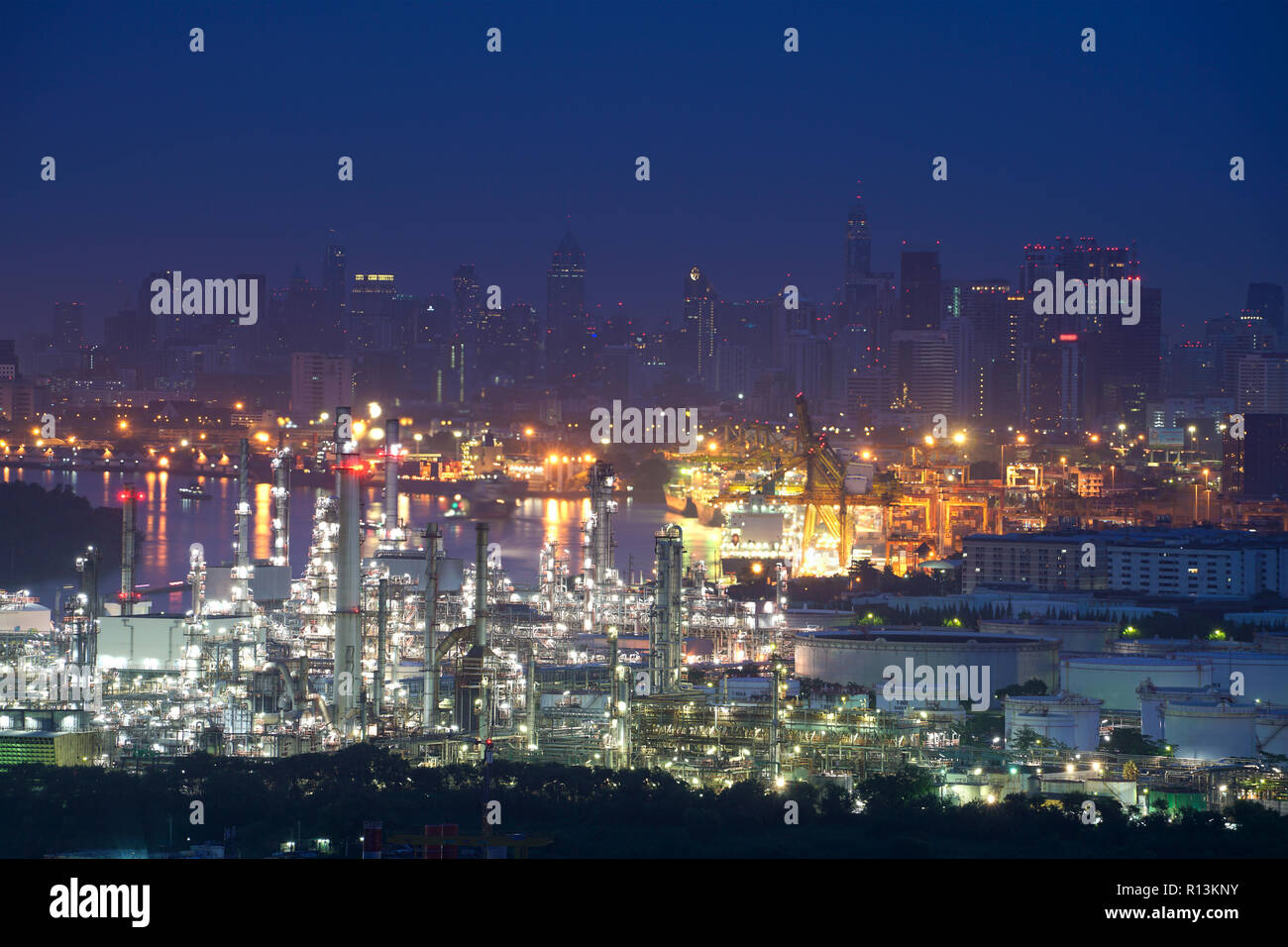 Crepuscolo della raffineria di petrolio ,raffineria ed impianti petrolchimici al crepuscolo , Bangkok, Thailandia Foto Stock
