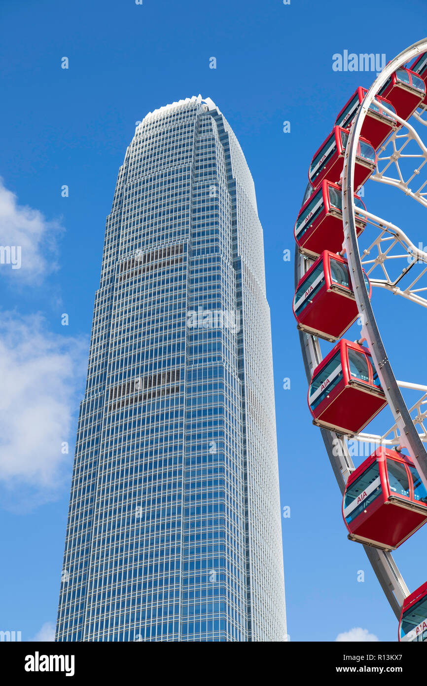 Centro finanziario internazionale (IFC) e ruota panoramica Ferris, centrale, Isola di Hong Kong, Hong Kong Foto Stock