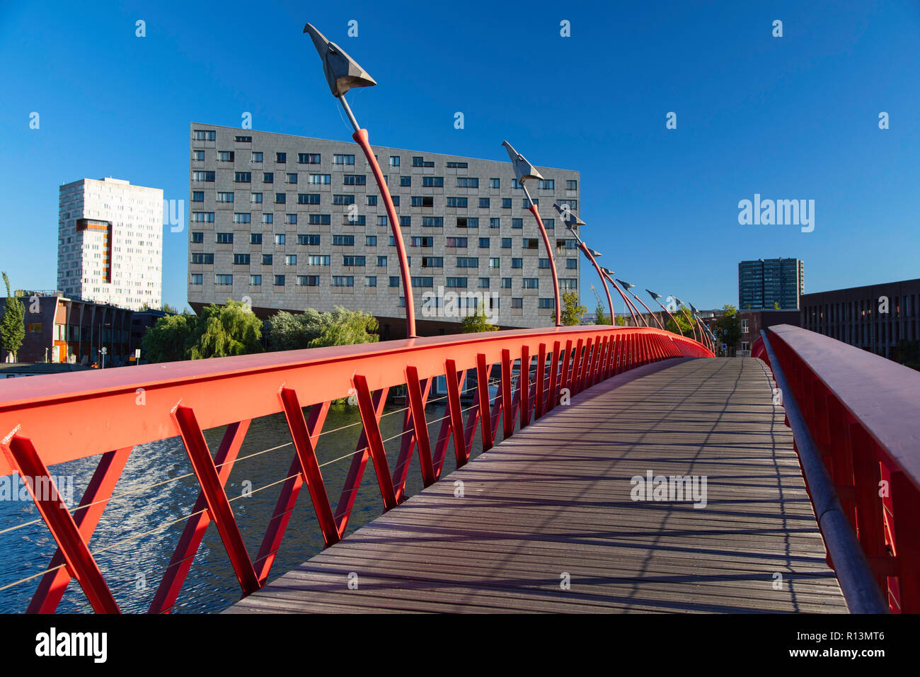 L'edificio di balena e Ponte Lage, Zeeburg, Amsterdam Noord Holland, Paesi Bassi Foto Stock