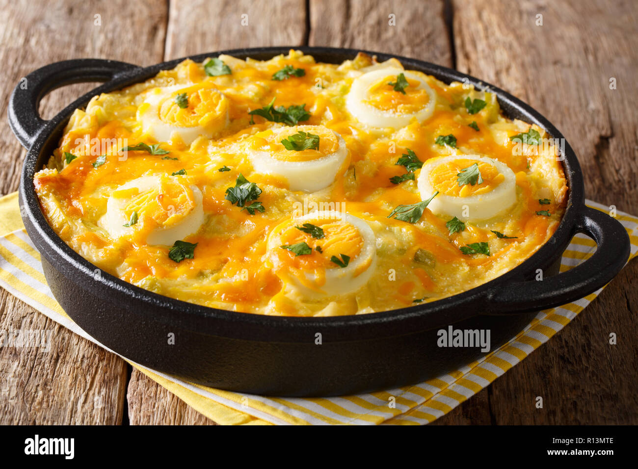 Ricetta gallese Anglesey uova fatte da purè di patate e salsa al formaggio il porro vicino sul tavolo. in stile country. Posizione orizzontale Foto Stock