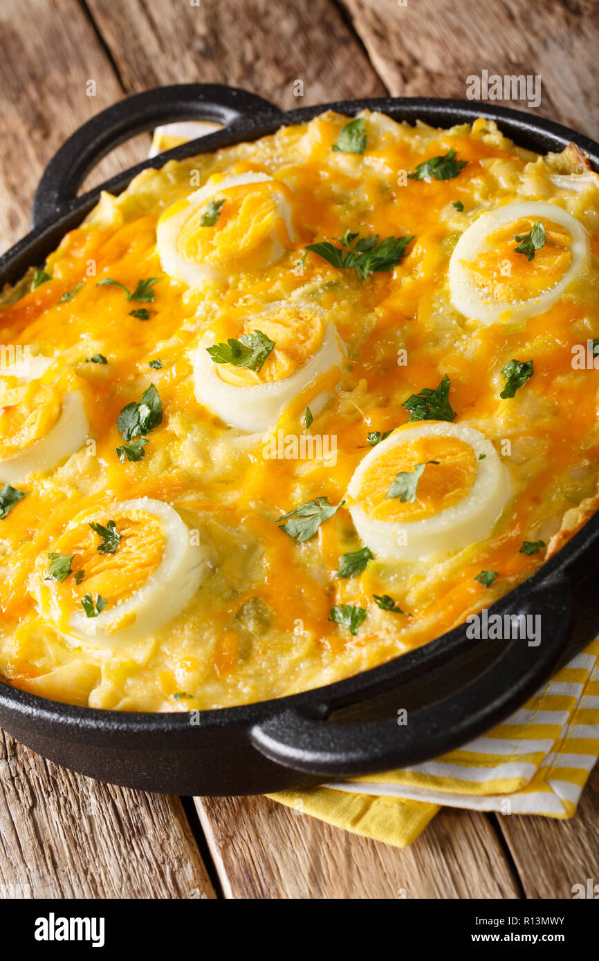Il Tradizionale Piatto Di Gallese Di Anglesey Uova Cucinate Da Patate Bollite Porri Salsa Al Formaggio E Le Uova Vicino Sul Piano Verticale Foto Stock Alamy