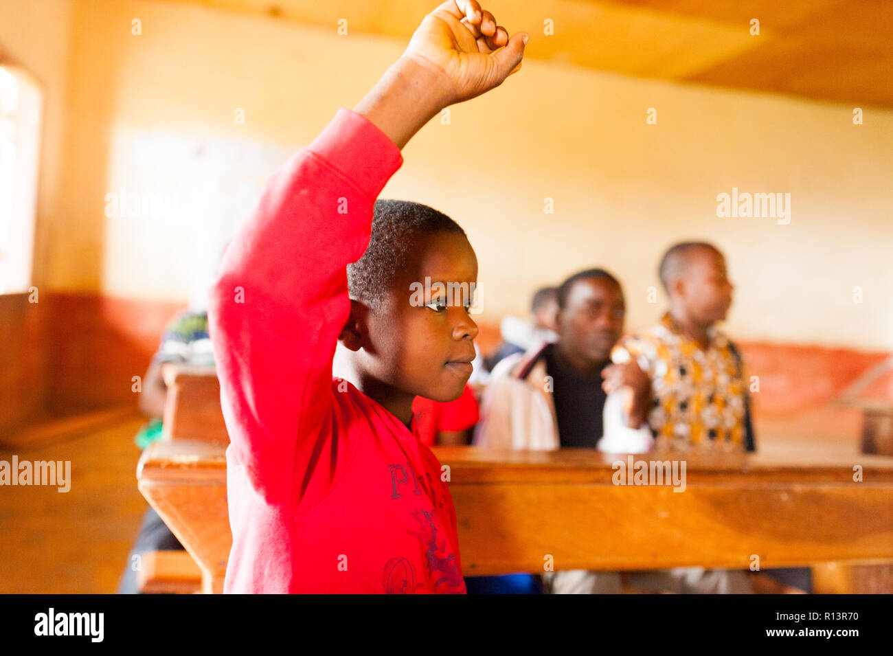 Bafoussam, Camerun - 06 agosto 2018: attivo africana di scuola per bambini coinvolti in aula durante la lezione di scuola di villaggio Foto Stock