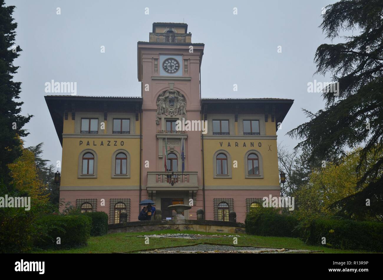Predappio in Emilia Romagna, Italien, der Geburtsort Mussolinis, ist geprägt von faschistischer Architektur und Souvenirläden Rathaus, Palazzo Varano Foto Stock