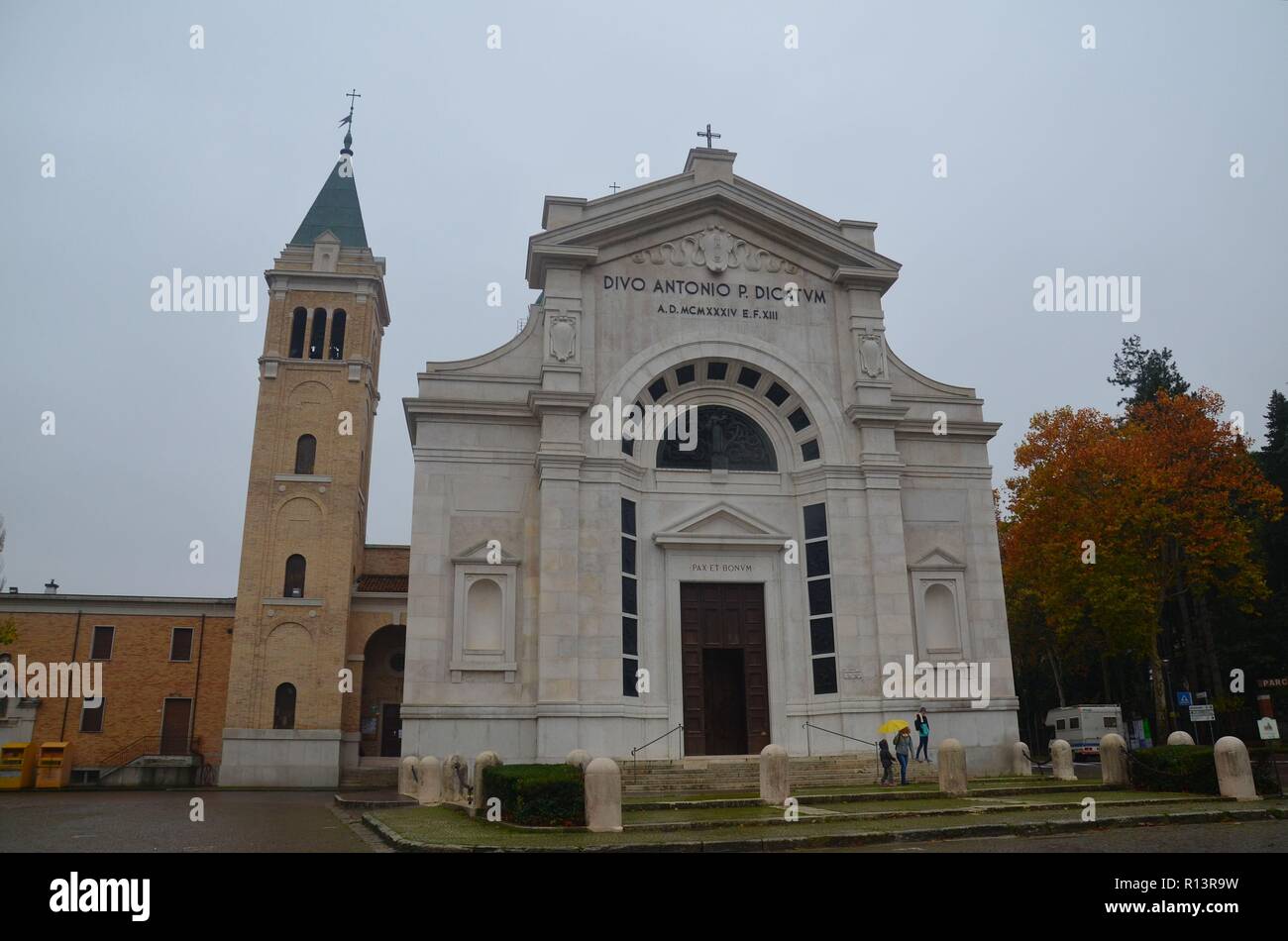 Predappio in Emilia Romagna, Italien, der Geburtsort Mussolinis, ist geprägt von faschistischer Architektur und Souvenirläden: Kirche San Antonio Foto Stock