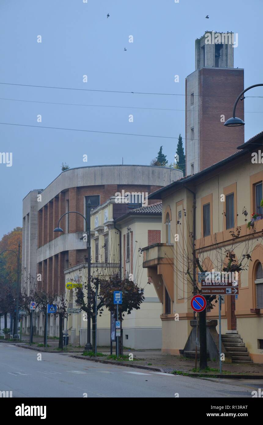 Predappio in Emilia Romagna, Italien, der Geburtsort Mussolinis, ist geprägt von faschistischer Architektur und Souvenirläden: Die Casa del Fascio Foto Stock