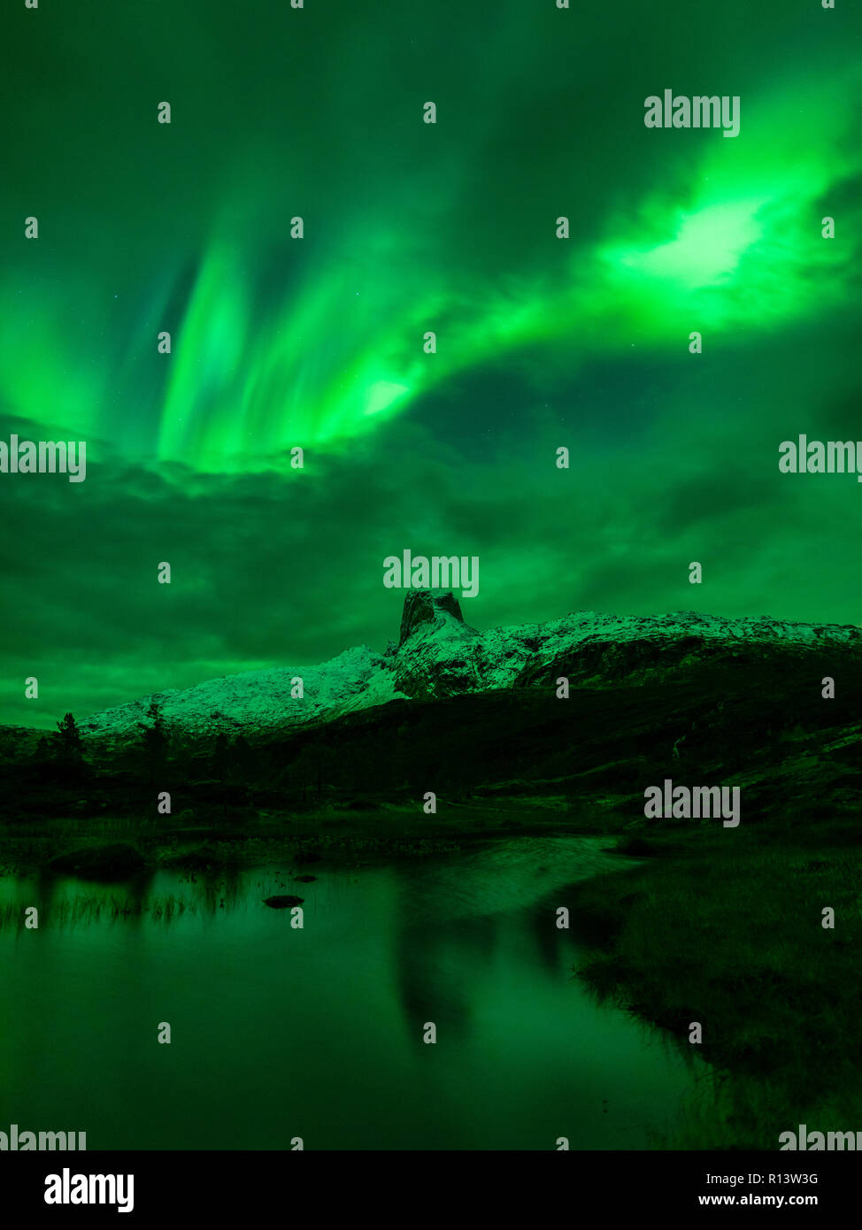 Northern Light oltre mt Steigtinden, Norvegia settentrionale. Foto Stock