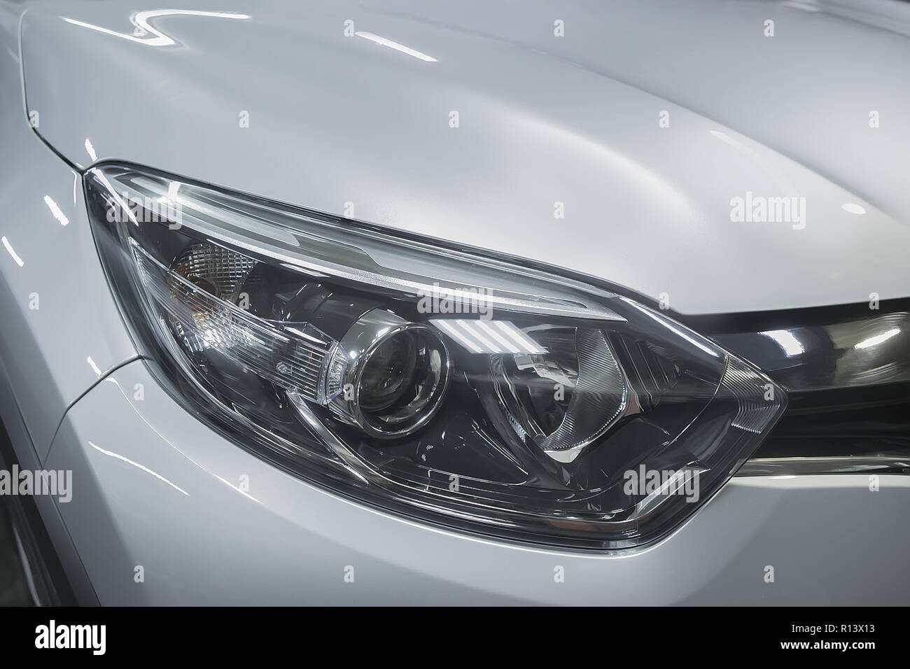 Il faro di moderne auto di prestigio closeup Foto Stock