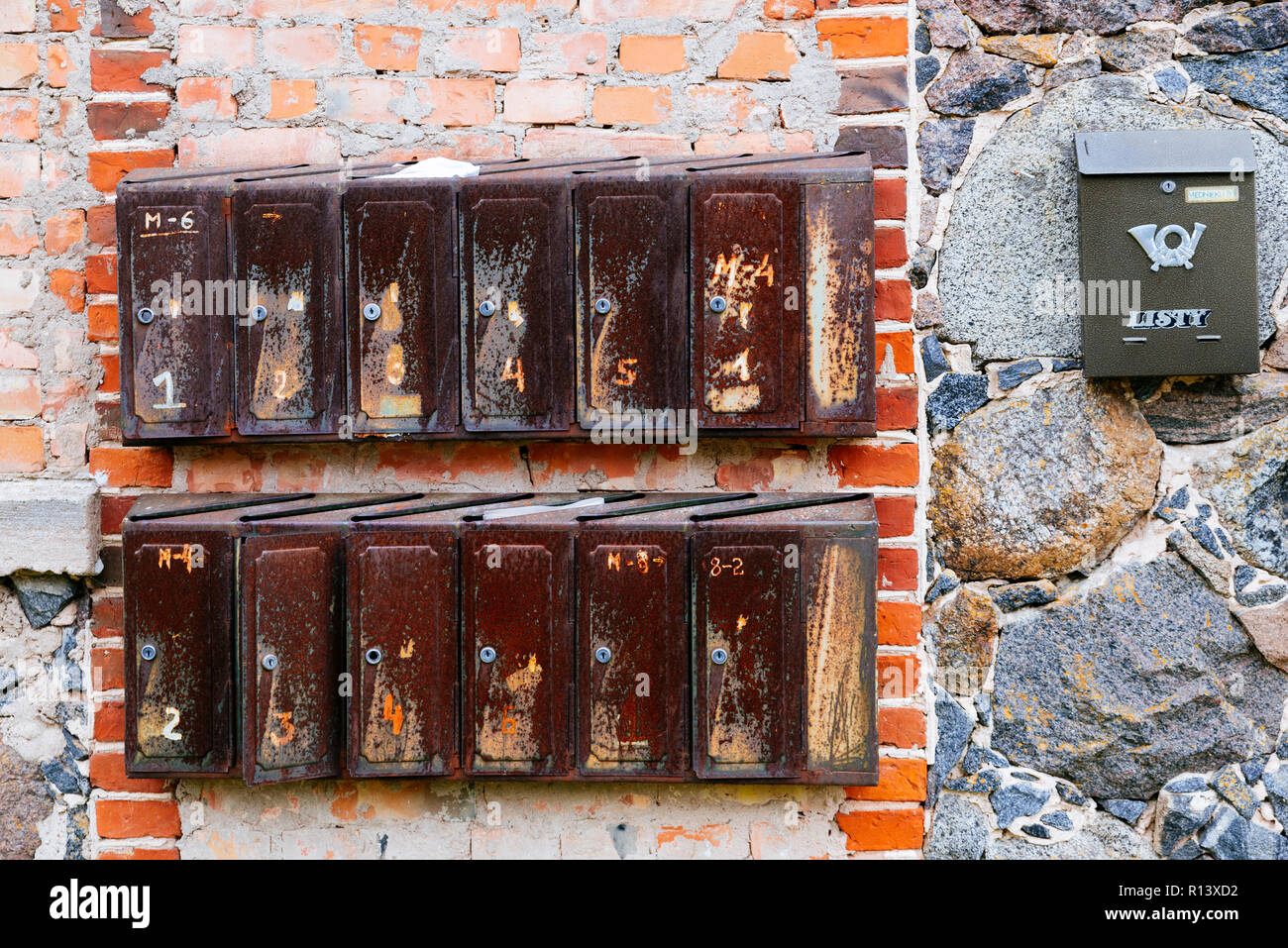 Vecchie cassette postali dell'epoca sovietica era in un edificio di Krimulda, vicino a Sigulda, Gauja National Park, Krimulda, Lettonia, Paesi baltici, Europa. Foto Stock