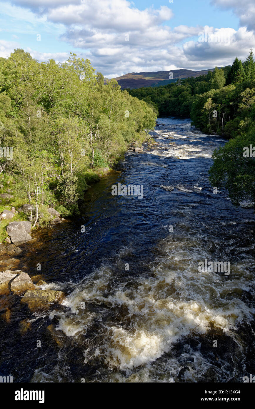 Fiume Tummel vista dal ponte di Trummel, Strath Tummel, Perth & Kinross, Scozia Foto Stock