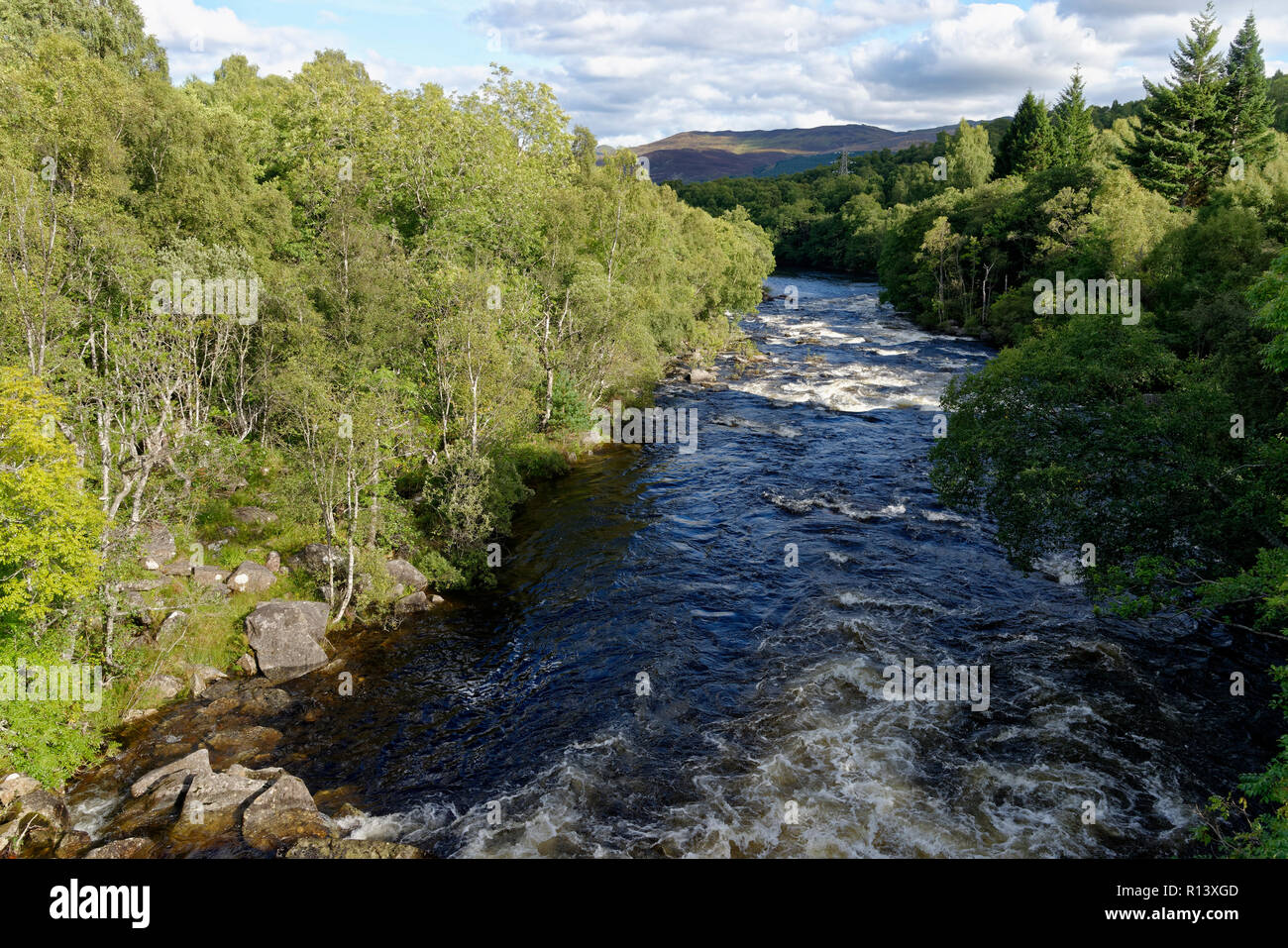 Fiume Tummel vista dal ponte di Trummel, Strath Tummel, Perth & Kinross, Scozia Foto Stock