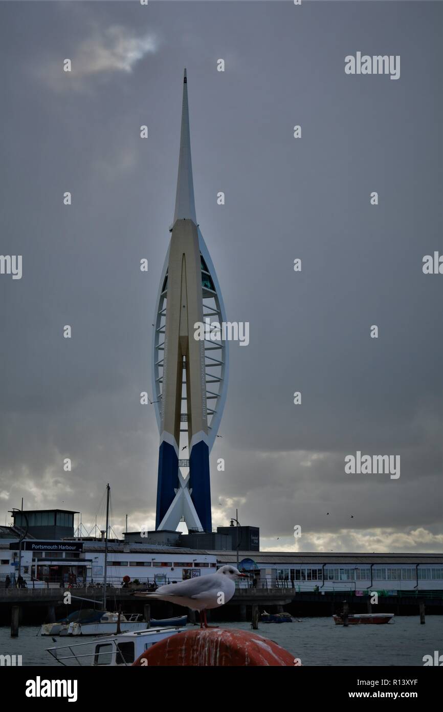 A metà distanza vista della Spinnaker Tower di Portsmouth Porto Foto Stock