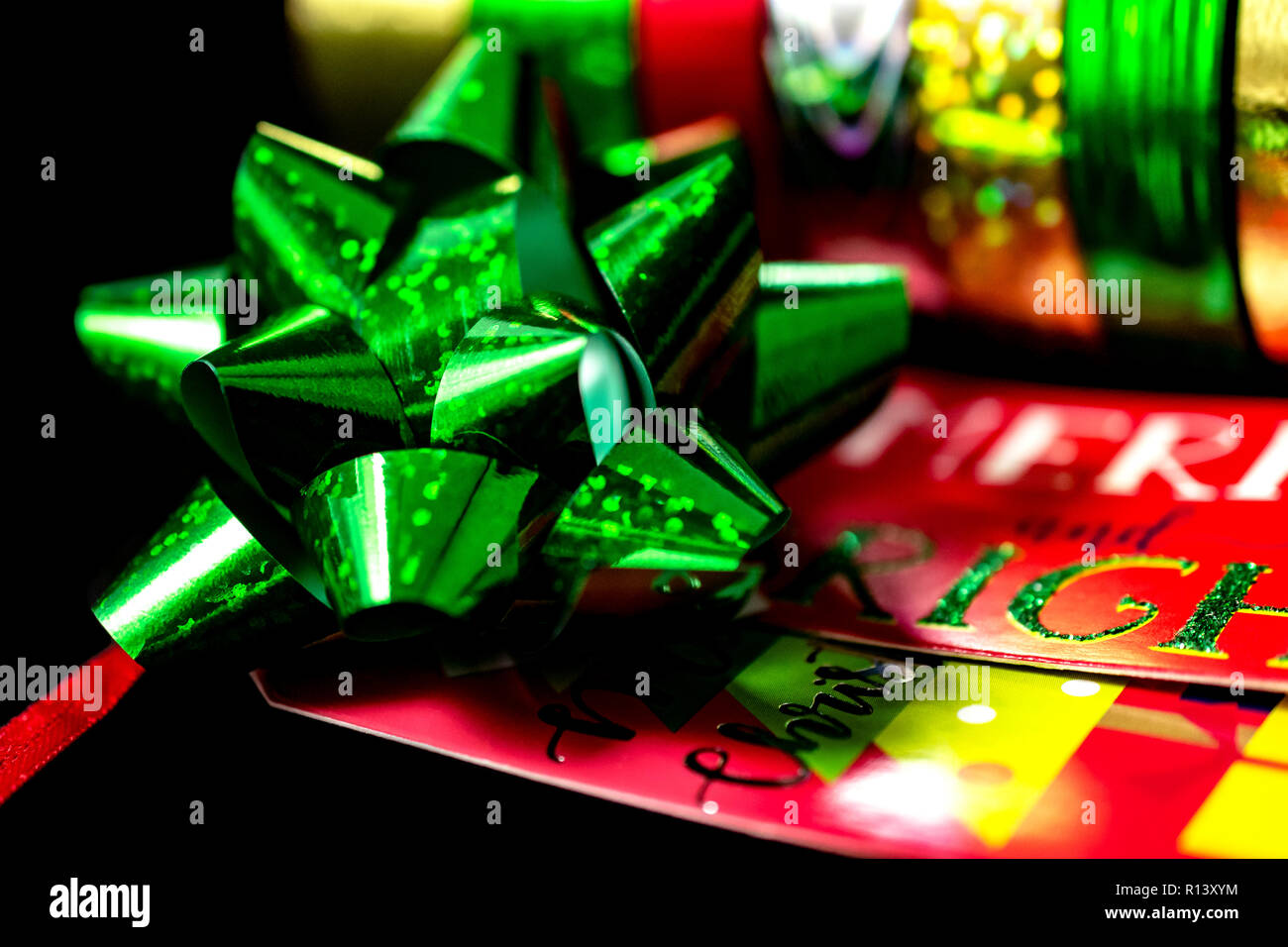 Un (1) satin verde di Natale a prua e a nastro di Natale carta Wrappipng con gifit tag. Camera per copia. Foto Stock