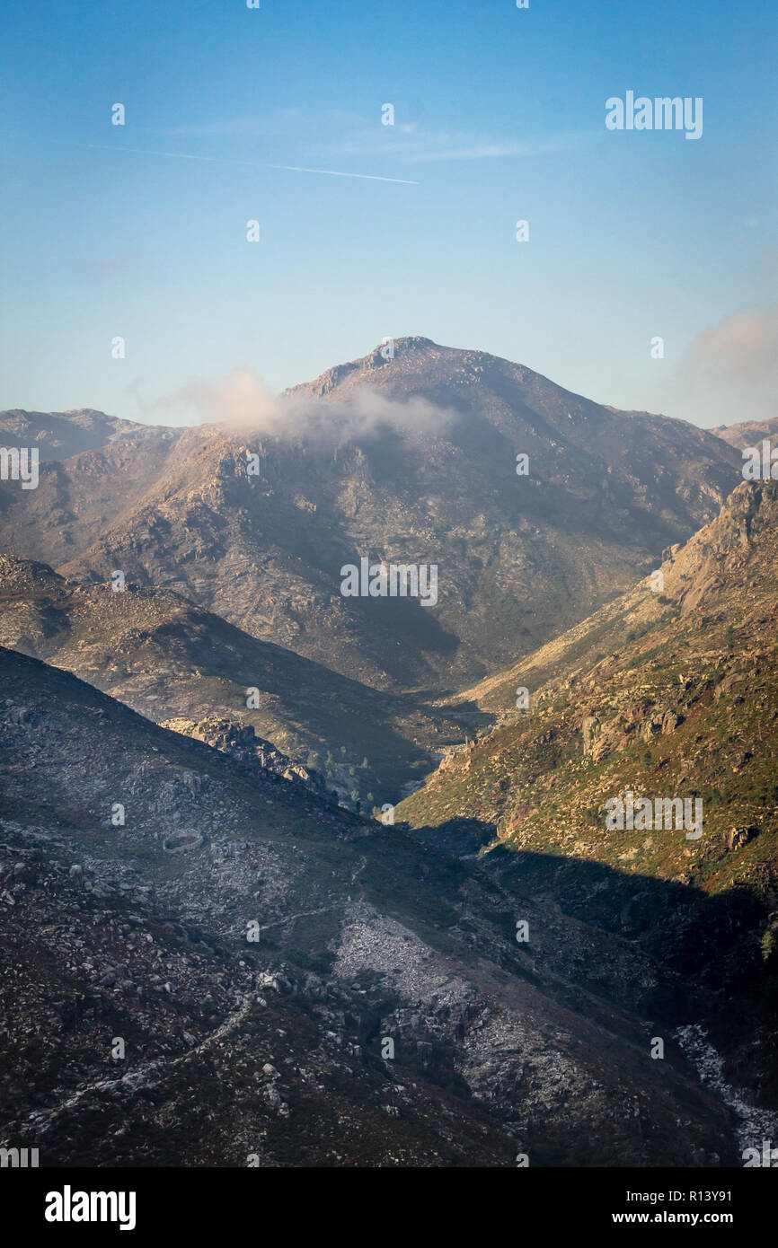 Paesaggio di montagna in un giorno chiaro. Isolate il cloud. Verticale. Foto Stock