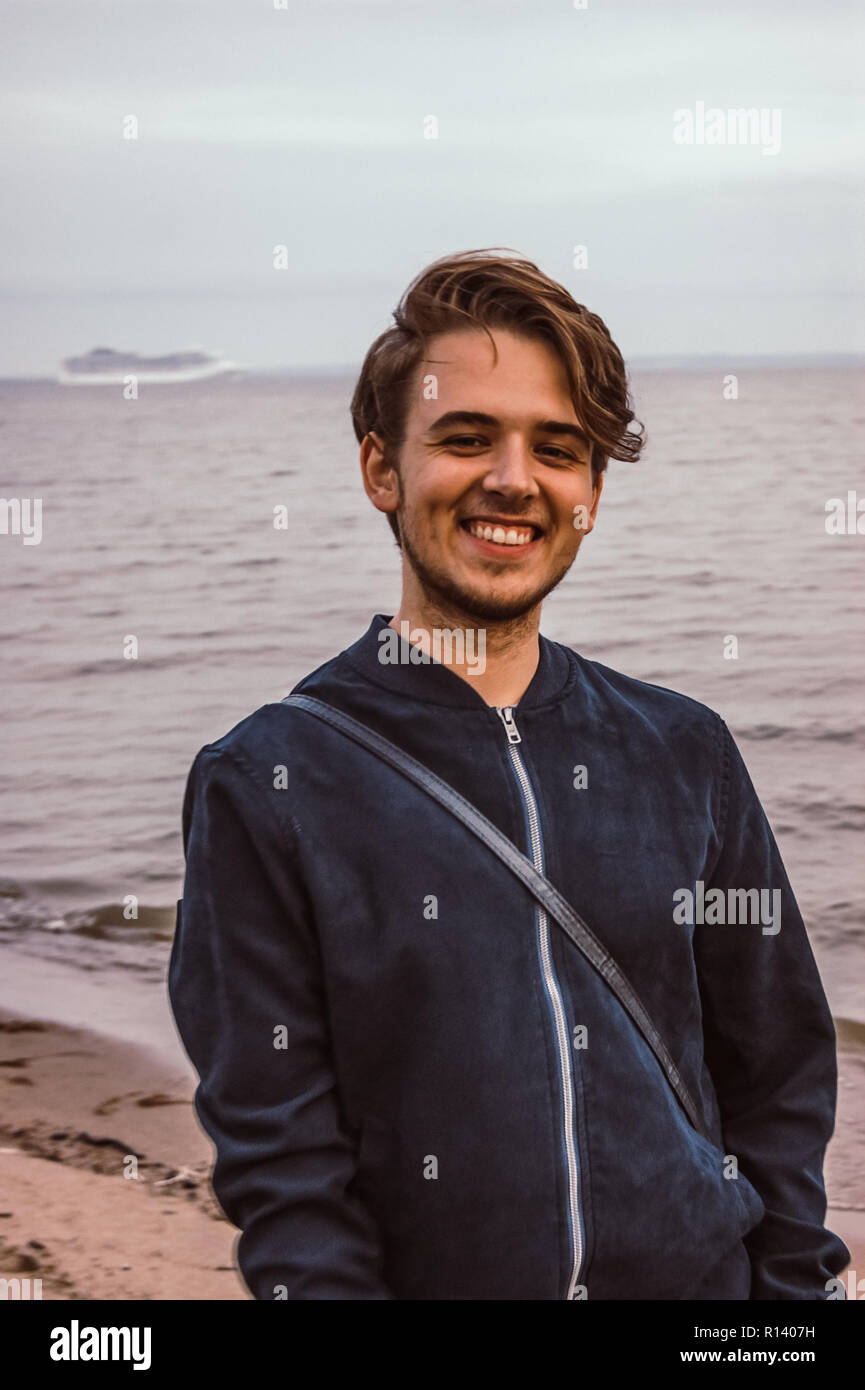 Guy sorrisi mare. Nave in background. Il maltempo sul Golfo di Finlandia. Foto Stock