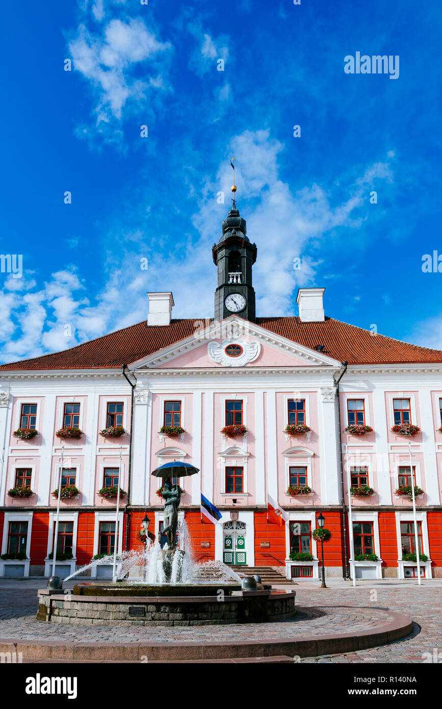 Tartu town hall e la fontana di baciare gli studenti, Tartu, Contea di Tartu, Estonia, paesi baltici, Europa. Foto Stock