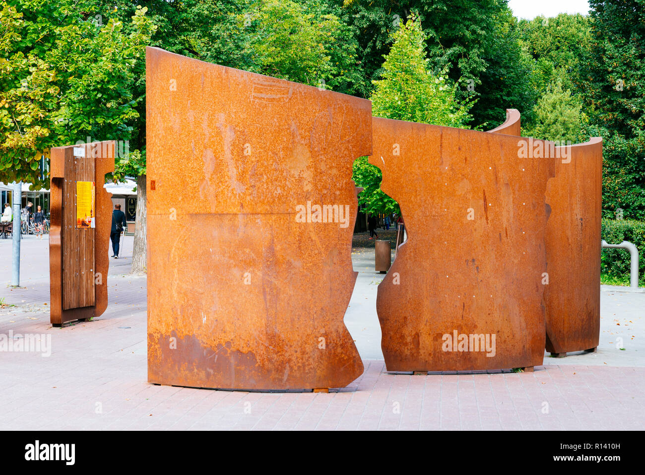 Contenitore di coltura, gruppo scultoreo. Otto in acciaio corten 'assi' rappresentano una nave. La maggior parte dei bordi delle tavole mostrano una mezza figura, guardando dal r Foto Stock