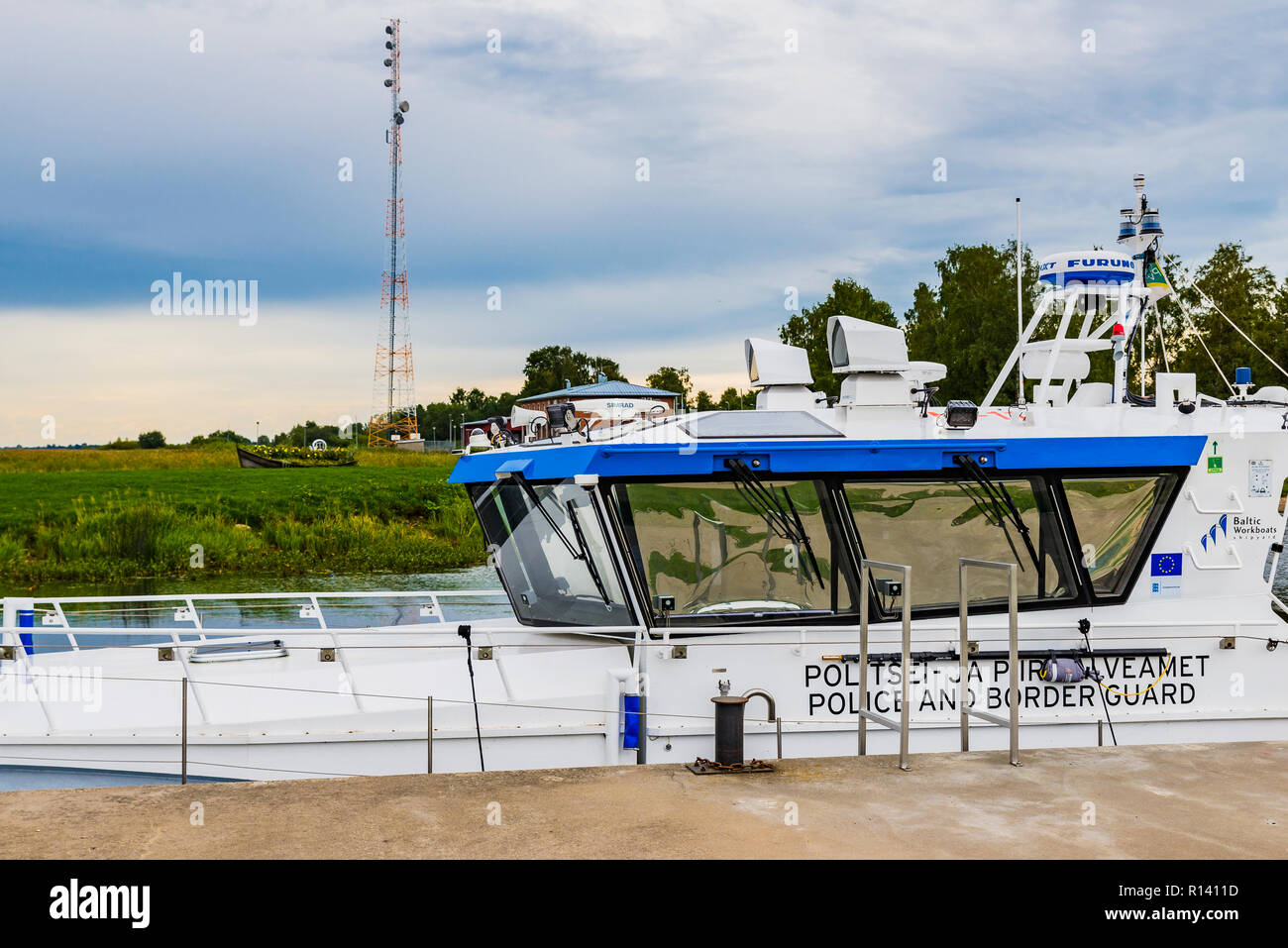 La guardia costiera della barca ormeggiata presso il molo Mustvee, il lago Peipus, il più grande lago transfrontaliero in Europa, si trova al confine tra Estonia e Russia. Foto Stock