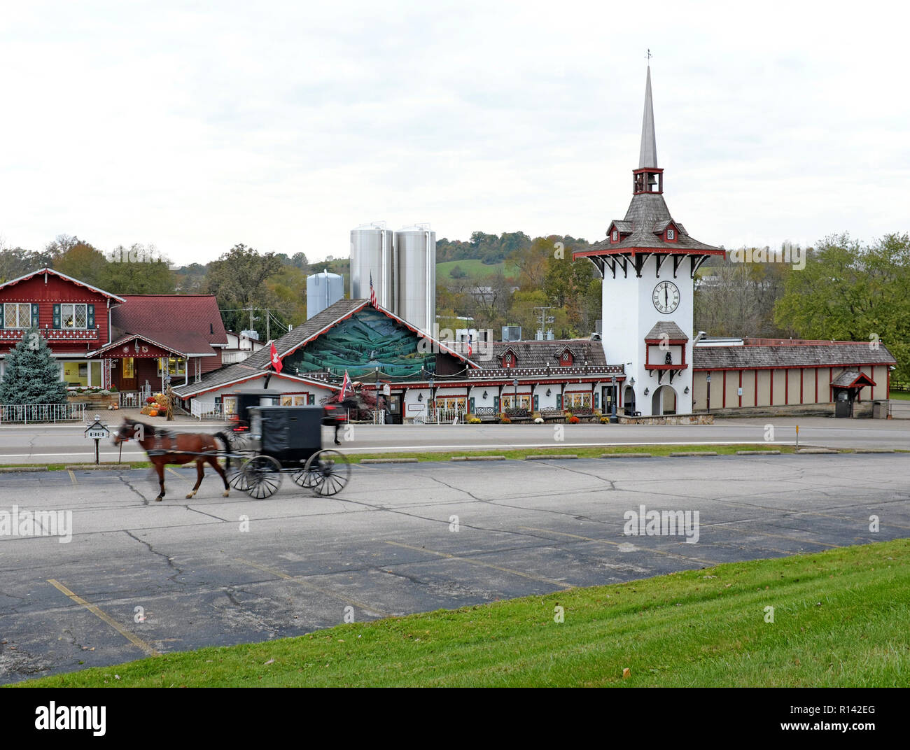 Un cavallo Amish e buggy passa il Guggisberg fabbrica di formaggio in Millersburg, Ohio, il cuore di Ohio Amish country. Foto Stock