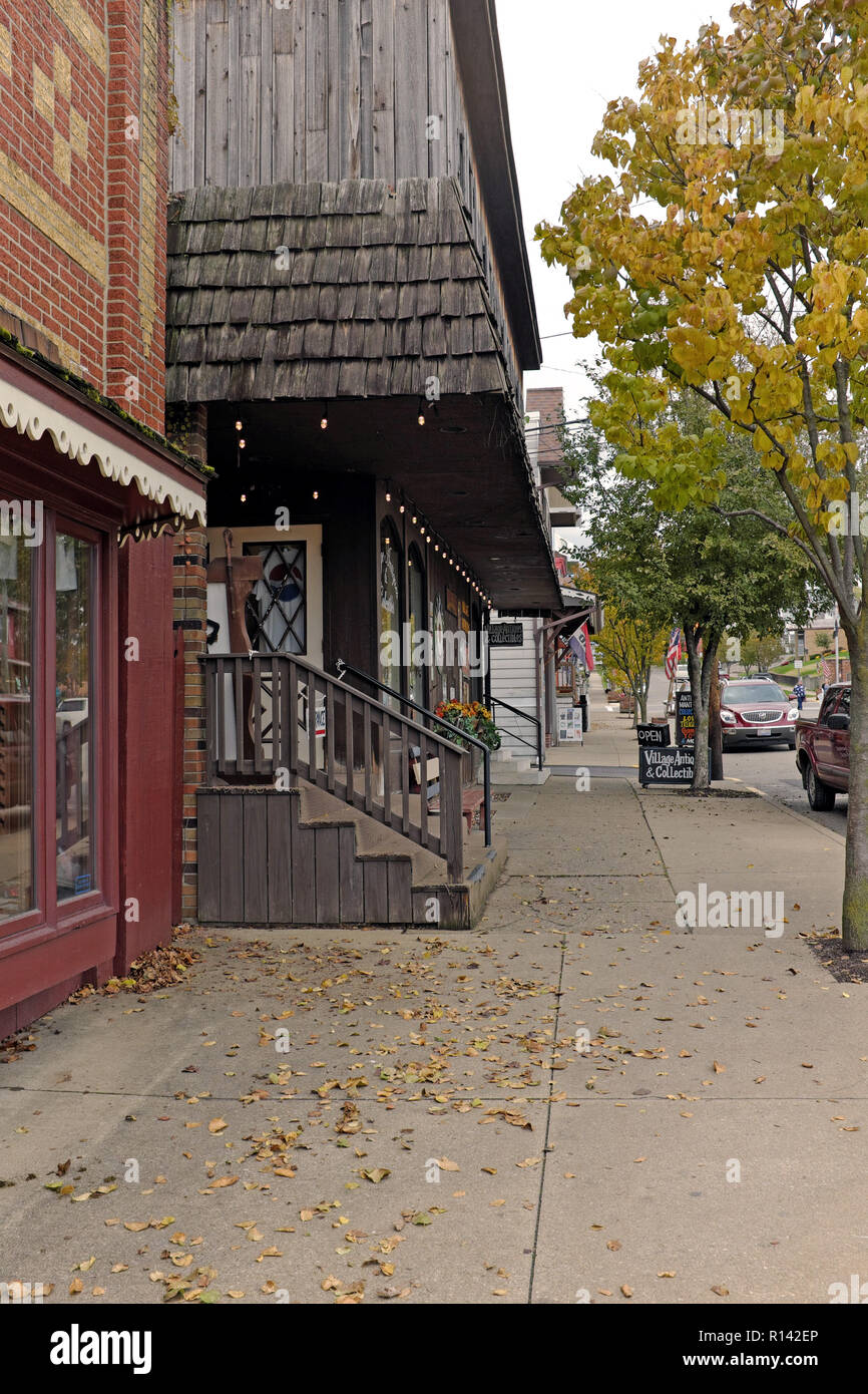 East Main Street in downtown Sugarcreek, Ohio, Stati Uniti d'America è il cuore di Ohio Amish country. Foto Stock