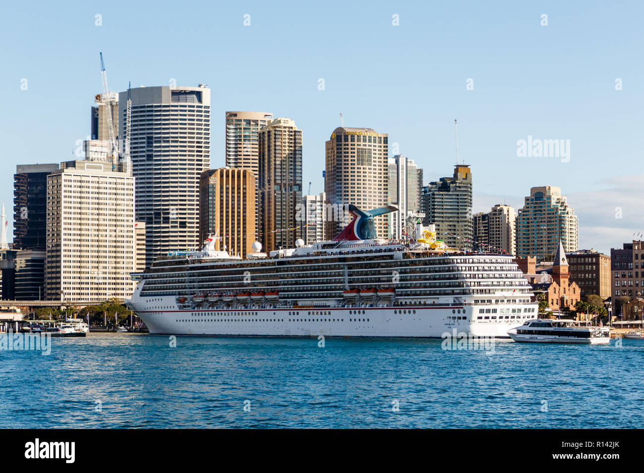 Sydney, Australia - 5 Giugno 2015: La nave da crociera Carnival spirito ormeggiato a Circular Quay. Sydney è una popolare destinazione di crociera. Foto Stock