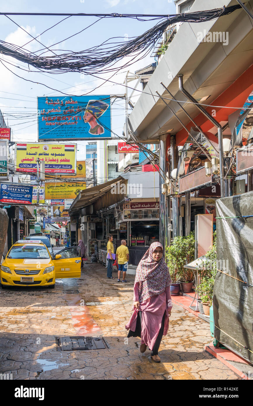 Bangkok, Tailandia - 1 Ottobre 2018: una donna cammina per la strada Araba off Sukhumvit road. La zona è conosciuta per le aziende arabe. Foto Stock