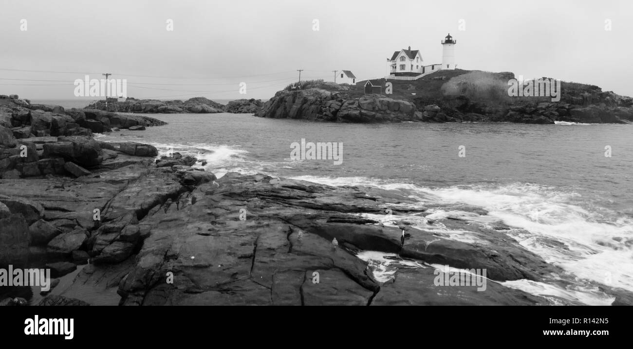 Il rosso faro di luce Nubble avverte i naviganti di rocce pericolose e navigare sull'Oceano Atlantico Costa Orientale Foto Stock
