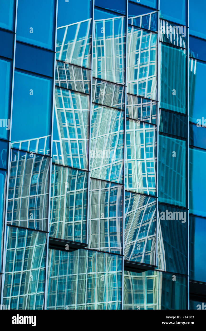 E moderno isolato a torre si riflette nelle finestre di vetro, Stratford, Londra, Inghilterra, Regno Unito Foto Stock