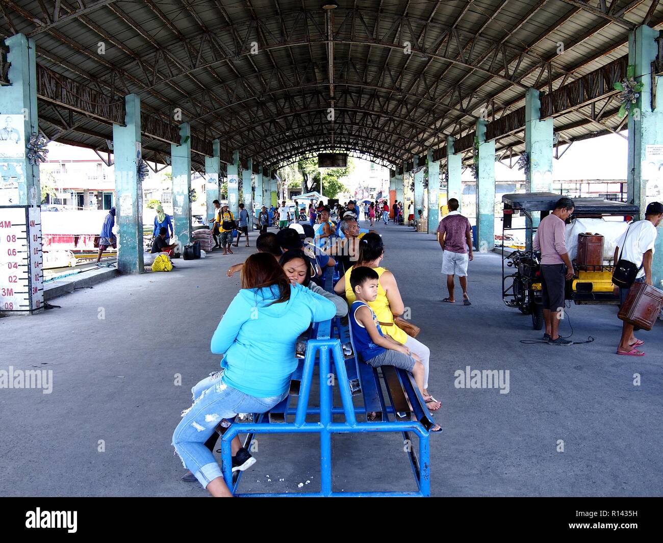 BINANGONAN, Rizal, Filippine - 8 Novembre 2018: Passeggeri attendere per imbarcazioni di arrivare a Binangonan porta il pesce e il terminale. Foto Stock