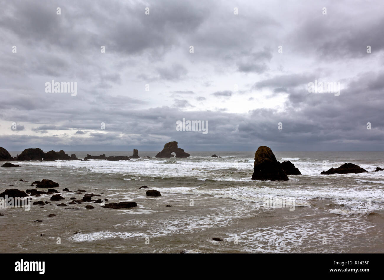 O02363-00...OREGON - Stormy giornata in spiaggia indiano in Ecola State Park sulla costa del Pacifico vicino alla spiaggia di Canon. Foto Stock