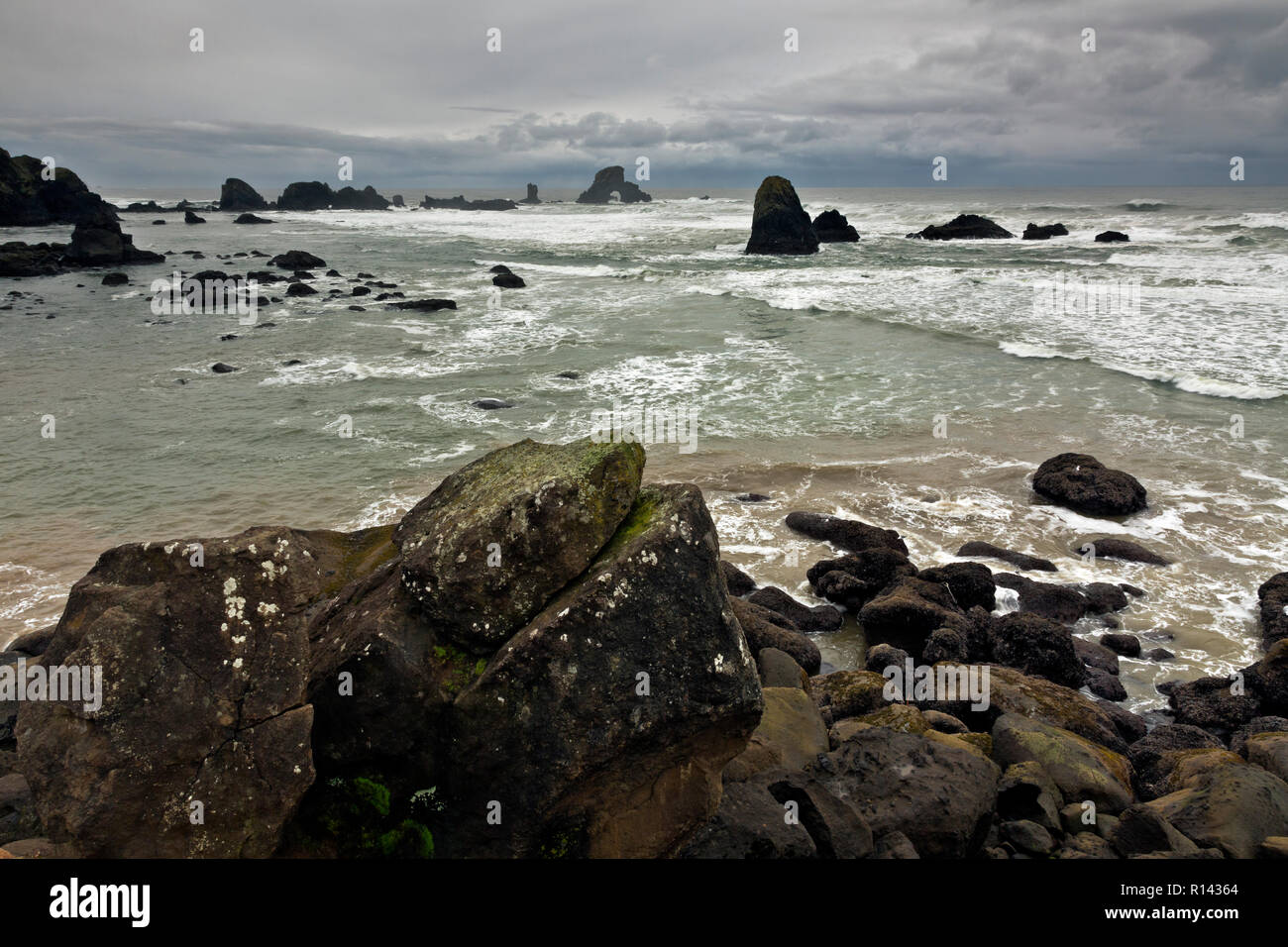 O02365-00...OREGON - Stormy giornata in spiaggia indiano in Ecola State Park sulla costa del Pacifico vicino alla spiaggia di Canon. Foto Stock