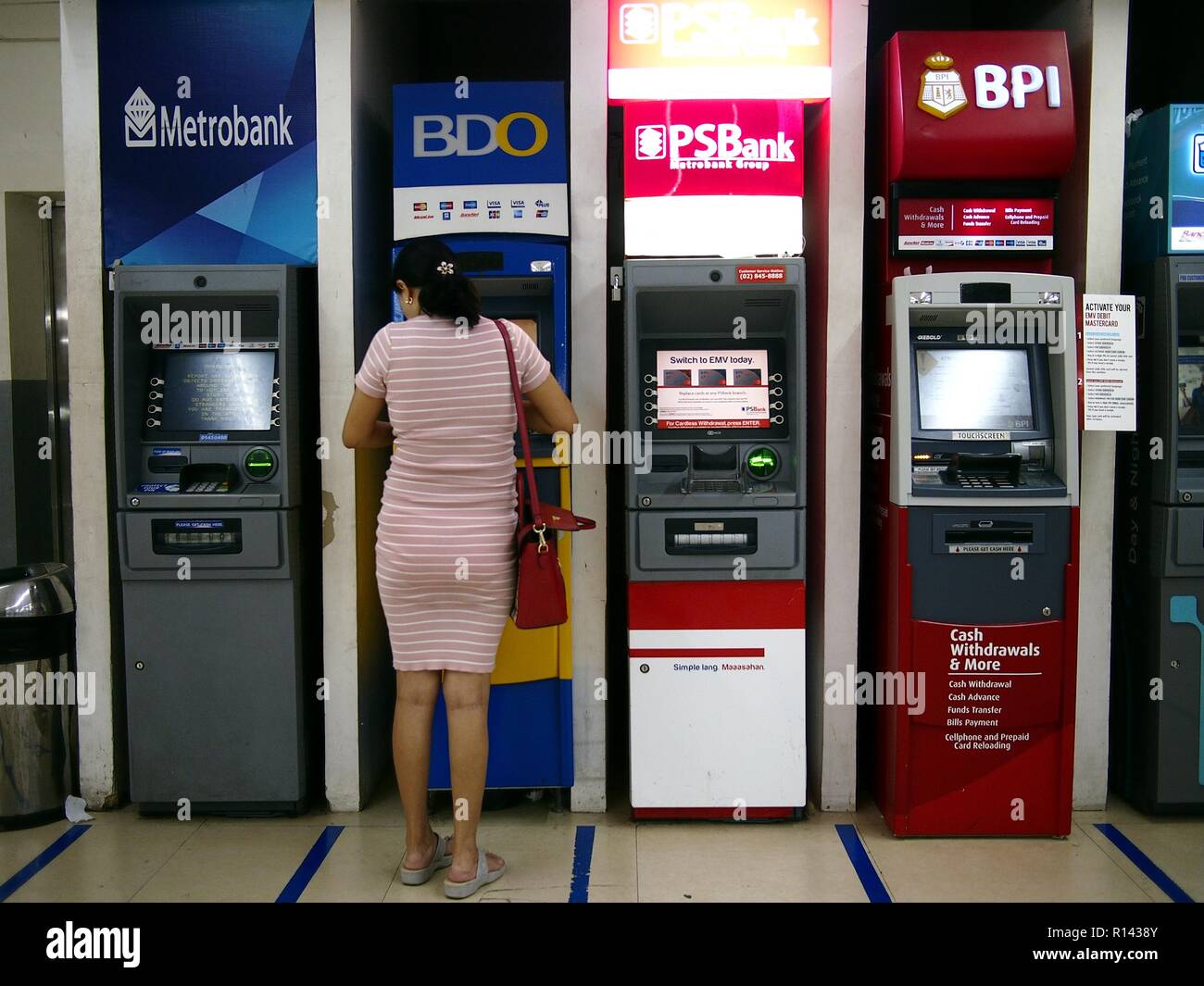 ANTIPOLO City, Filippine - 7 Novembre 2018: una donna preleva denaro da una banca bancomat presso un centro commerciale. Foto Stock