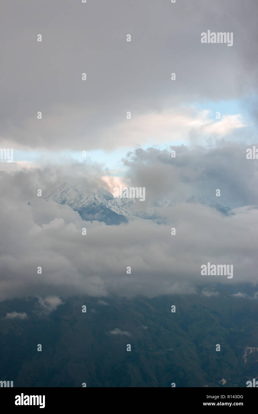 Lo splendido paesaggio di Himalayan neve montagne da Khaliya Top in Munsyari, Uttarakhand, India Foto Stock