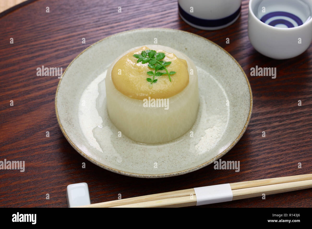 Furofuki daikon, bollì lentamente il ravanello giapponese servito con salsa di miso, cucina vegetariana Foto Stock